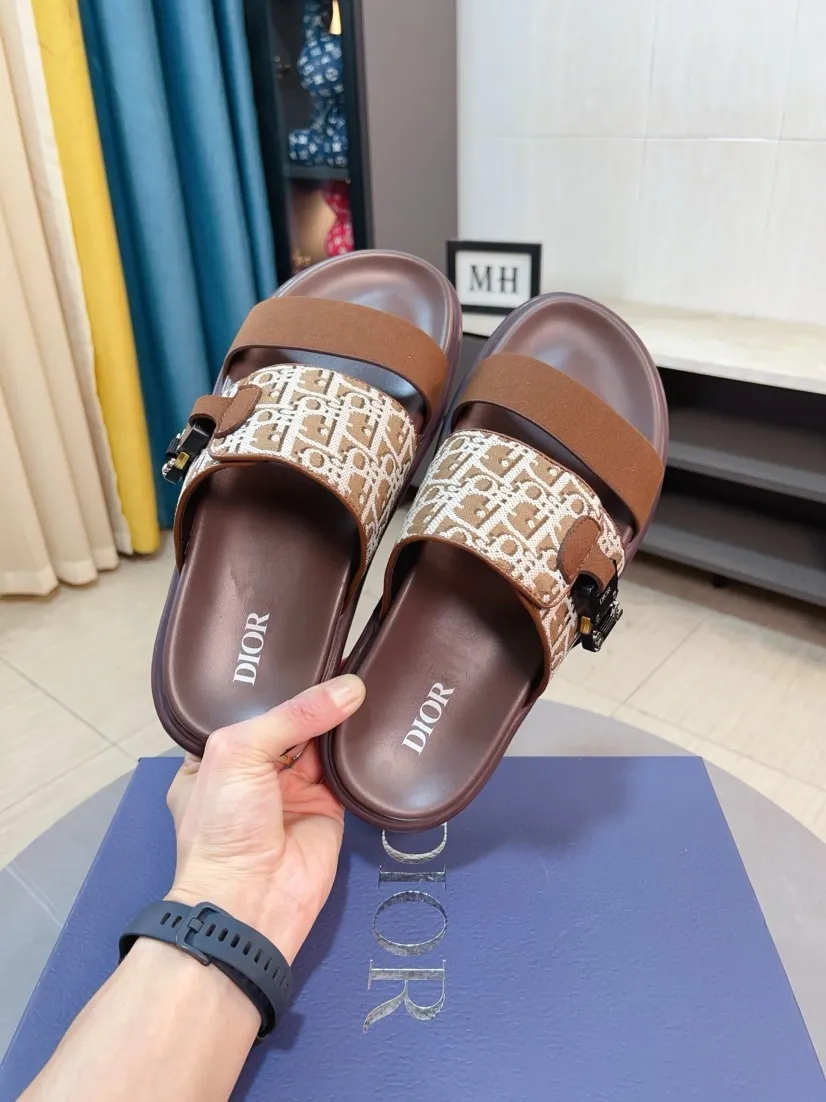 Men's Men's Shoes 💰320🌸🌸Dior Aqua Men's Sandals Slippers. Showcasing Dior haute couture design. The Dior gray suede strap is accented with an aluminum Dior buckle for added style. Paired with a comfortable tonal notch sole, they pair easily with shorts or jeans for a sophisticated look. Main body: suede cow leather, technical fabric lining: cow leather, with adjustable straps, aluminum Dior buckle, Dior gray EVA insole, tonal notch rubber outsole splicing structure👌👌size: 38-44 (45.46 customized)